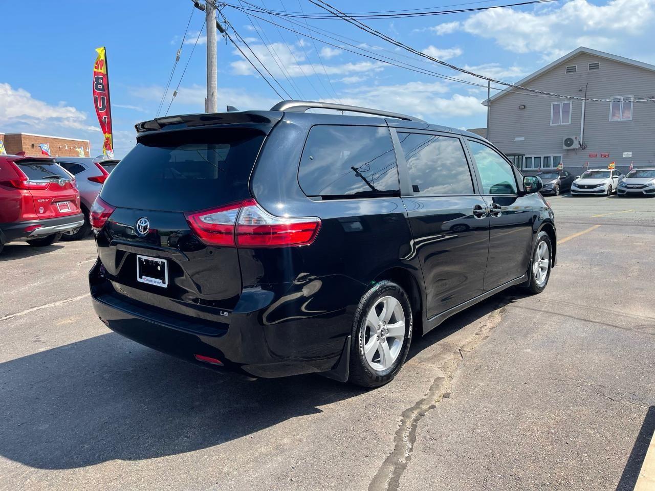 2019 Toyota Sienna LE-4