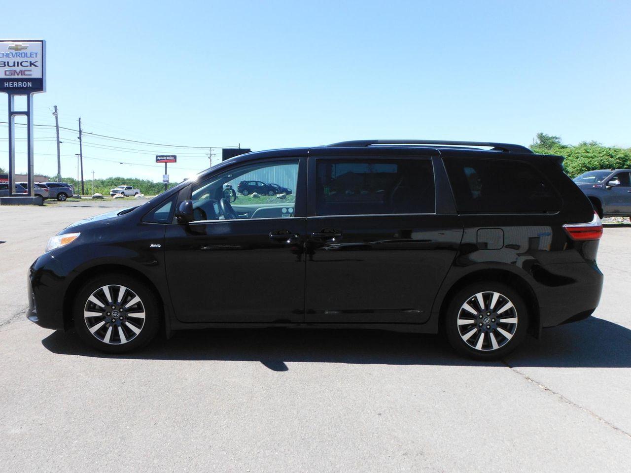 2019 Toyota Sienna LE-4