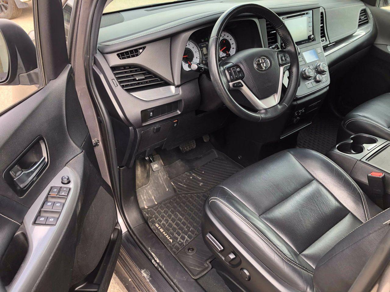 2019 Toyota Sienna SE-4