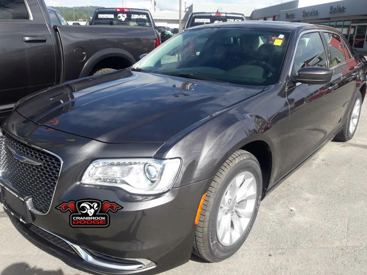 2020 Chrysler 300 Touring-2