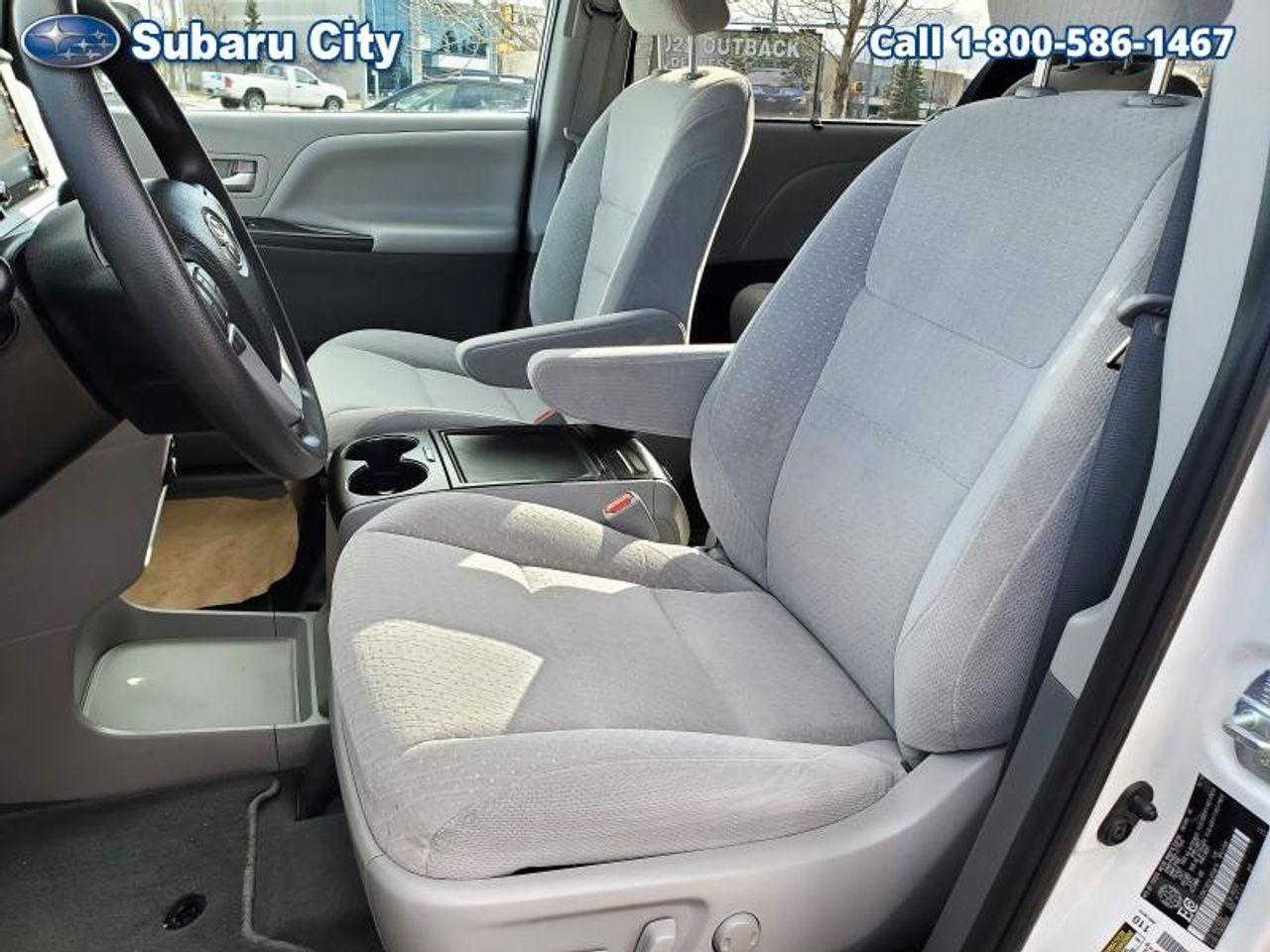 2020 Toyota Sienna LE-4