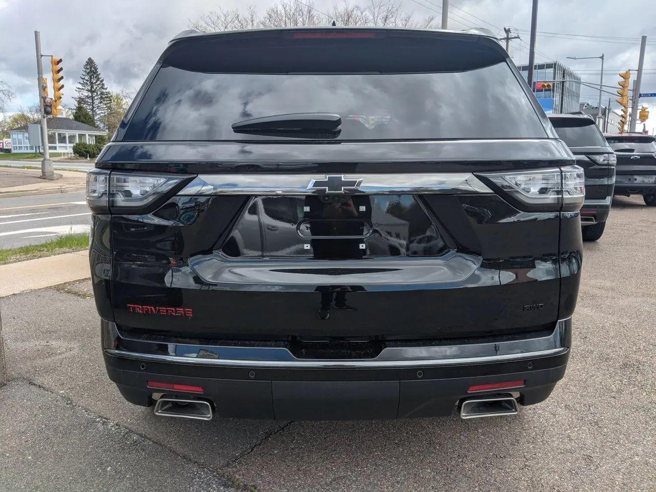 2021 Chevrolet Traverse Premier-2