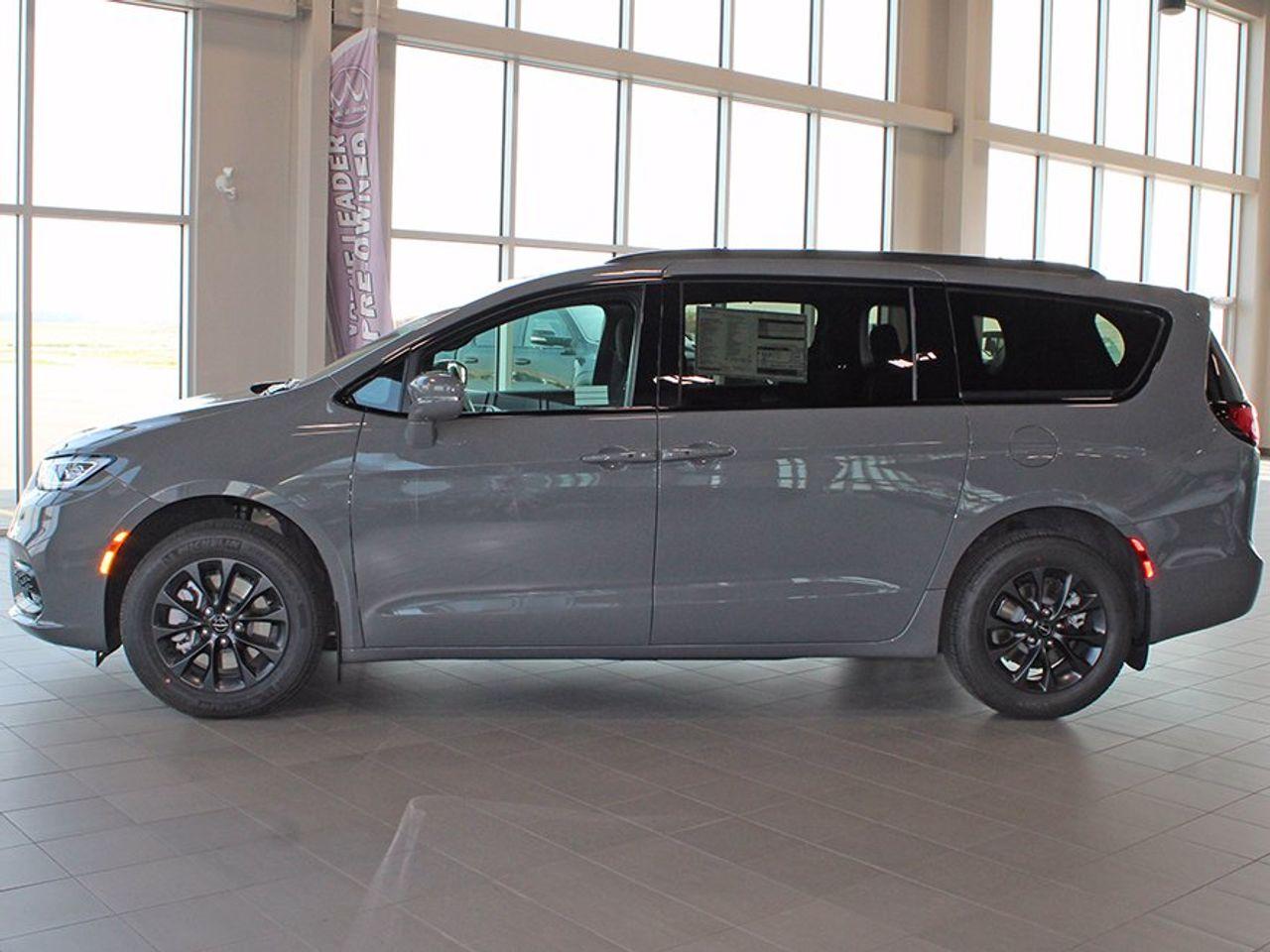 2021 Chrysler Pacifica RU-3