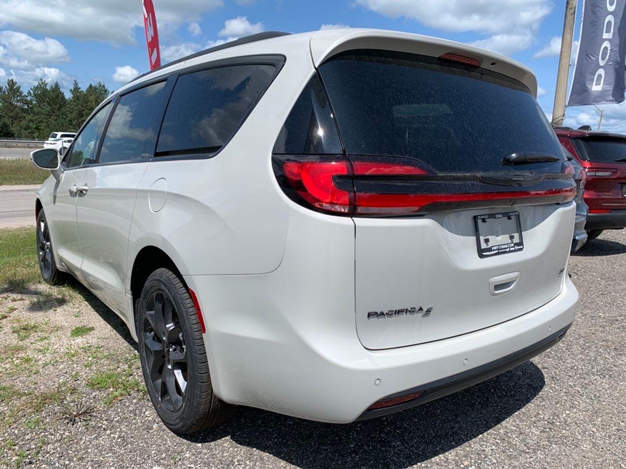 2021 Chrysler Pacifica RU-3