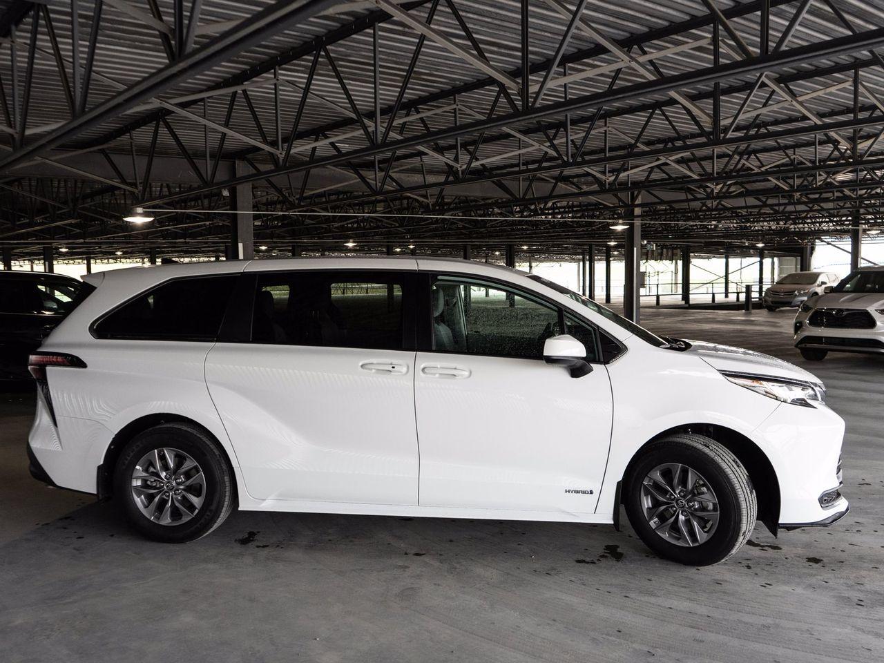 2021 Toyota Sienna LE-4