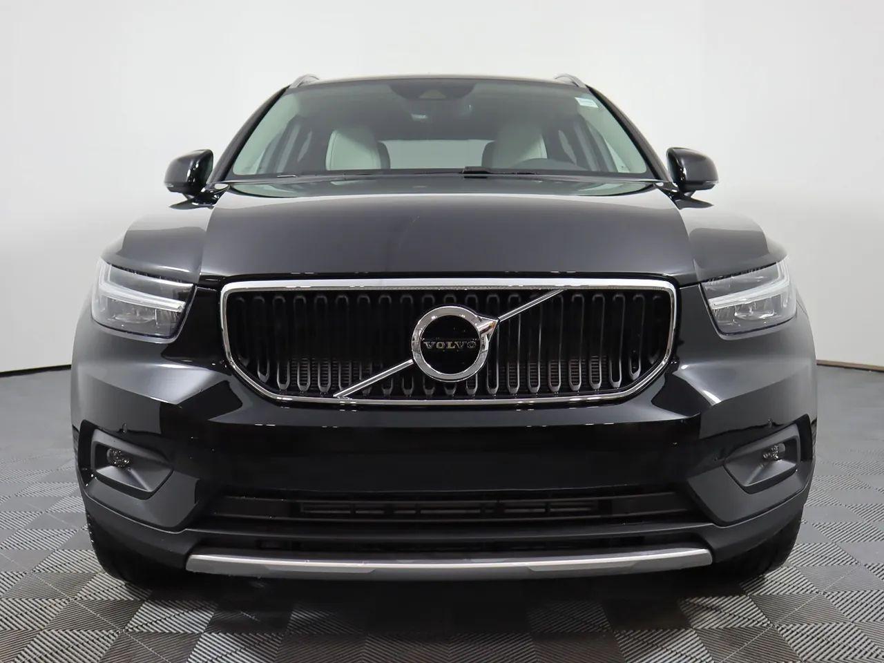 2021 Volvo XC40 Momentum-1