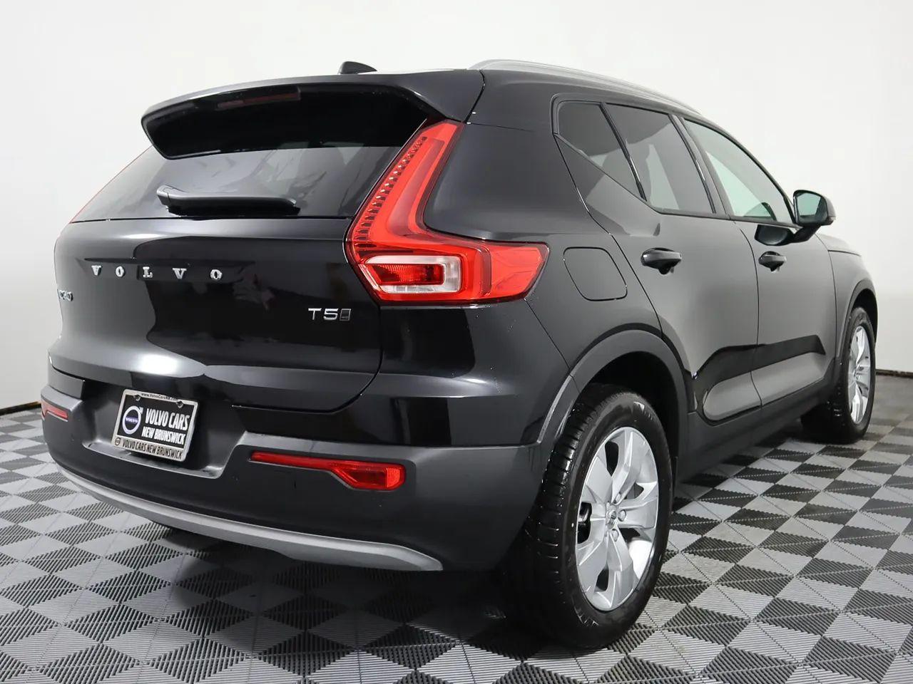 2021 Volvo XC40 Momentum-2