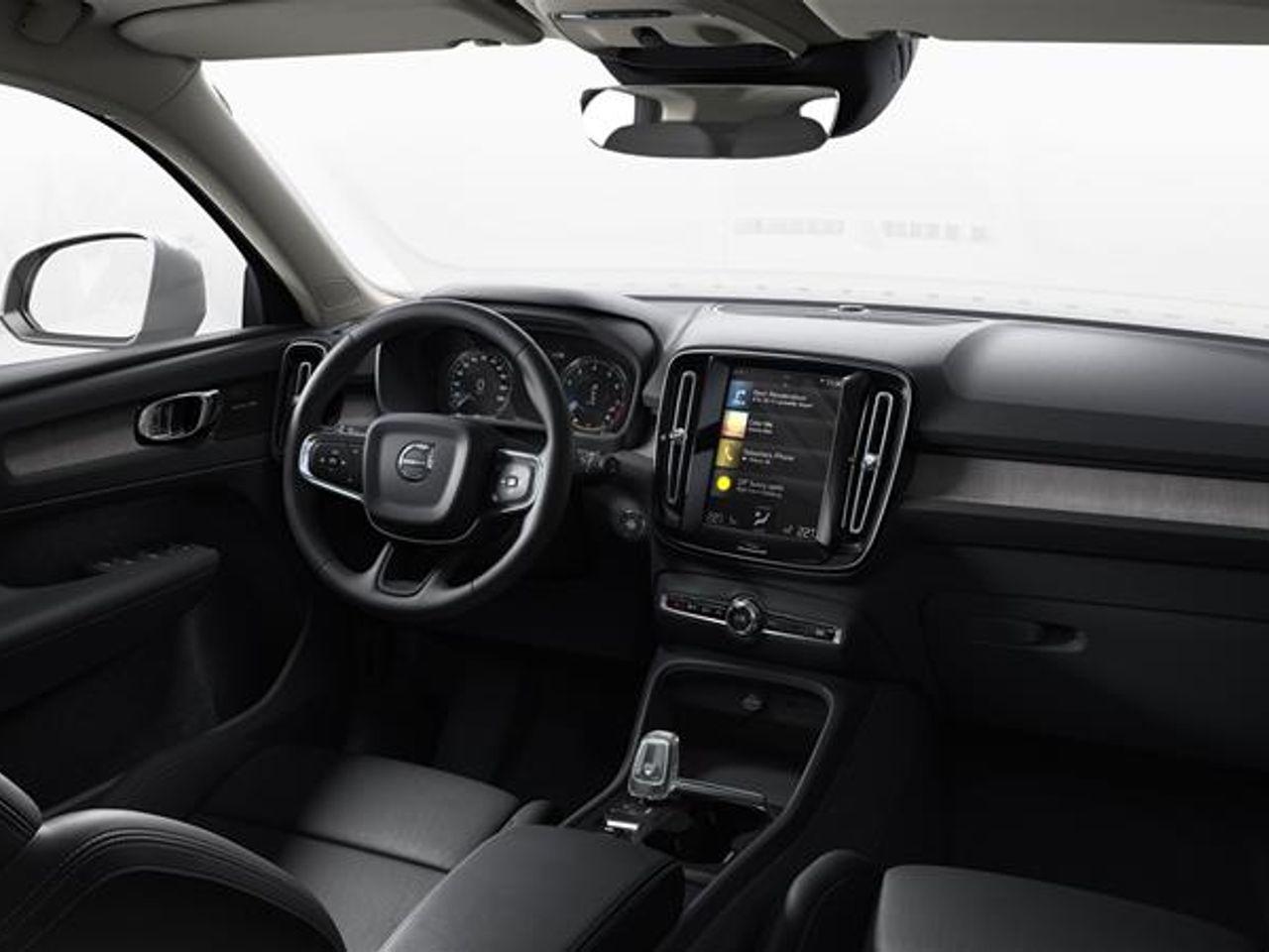 2021 Volvo XC40 Momentum-1