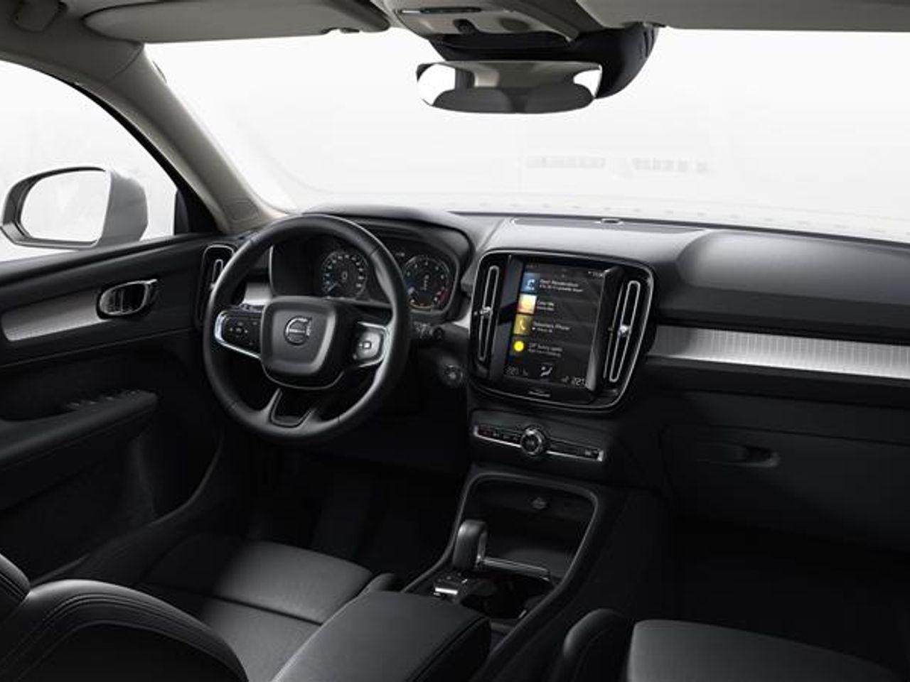 2021 Volvo XC40 Momentum-1