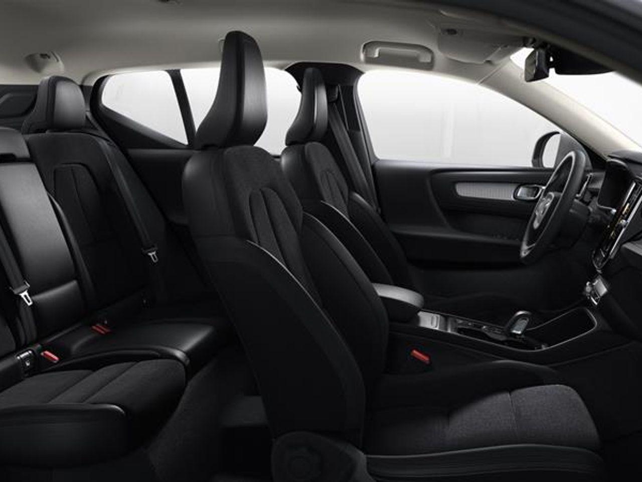 2021 Volvo XC40 Momentum-2