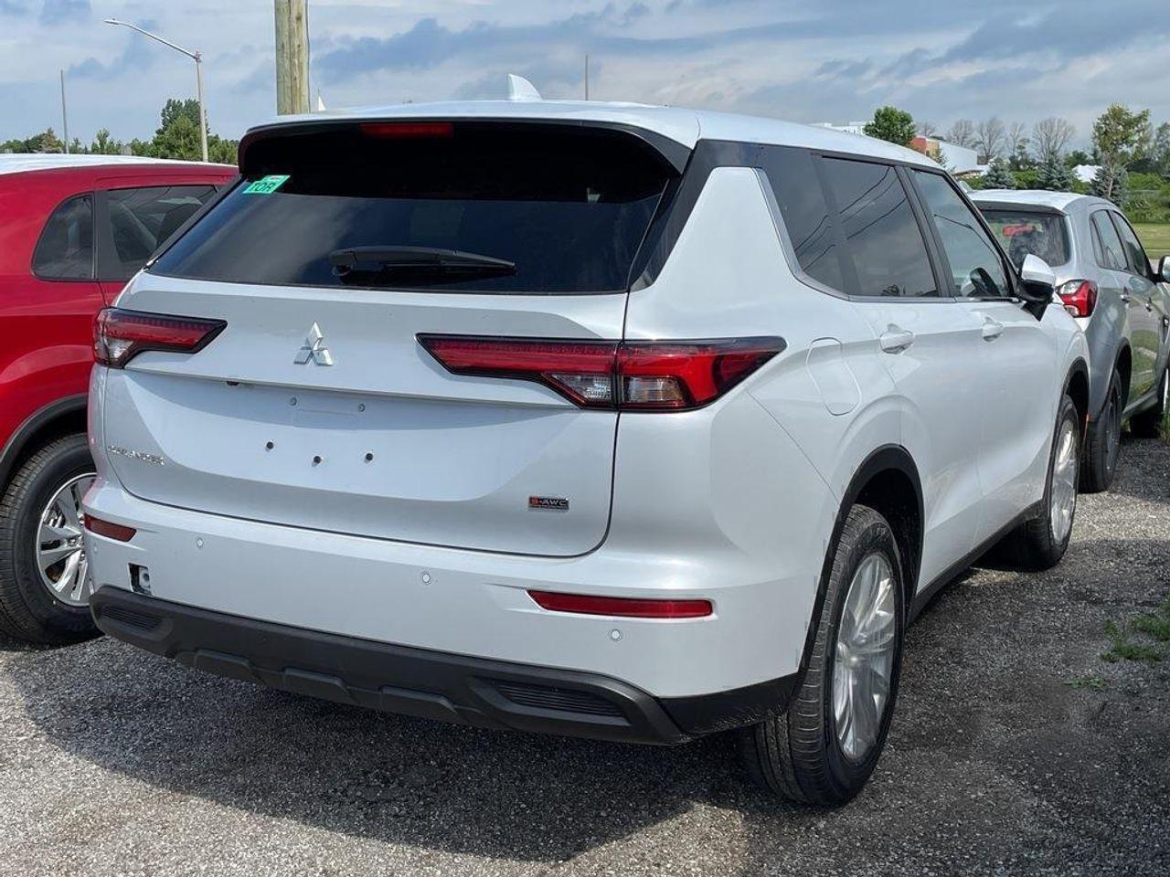2022 Mitsubishi Outlander ES-2