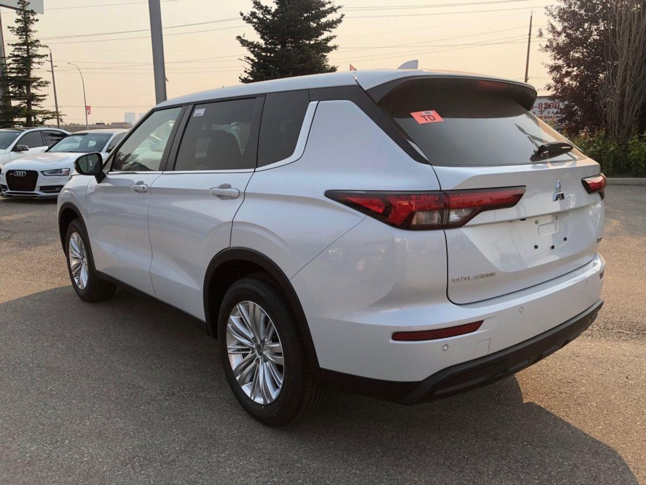 2022 Mitsubishi Outlander ES-4