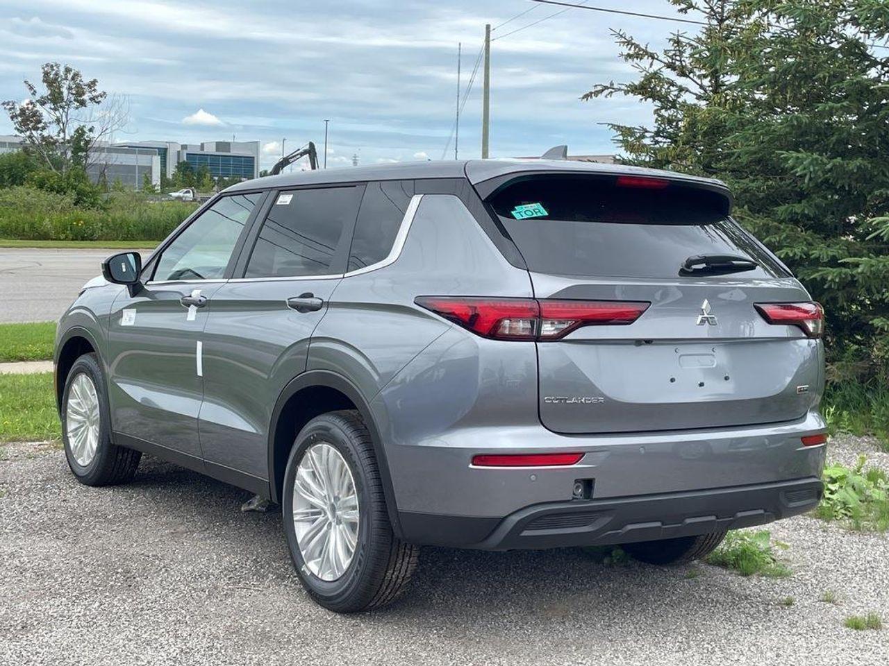2022 Mitsubishi Outlander ES-2