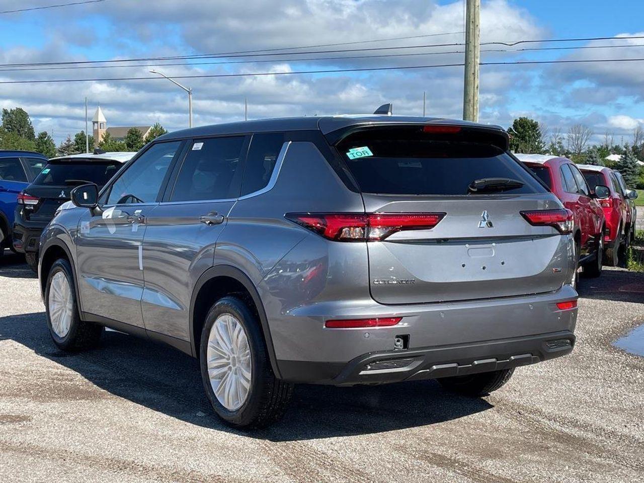 2022 Mitsubishi Outlander ES-2